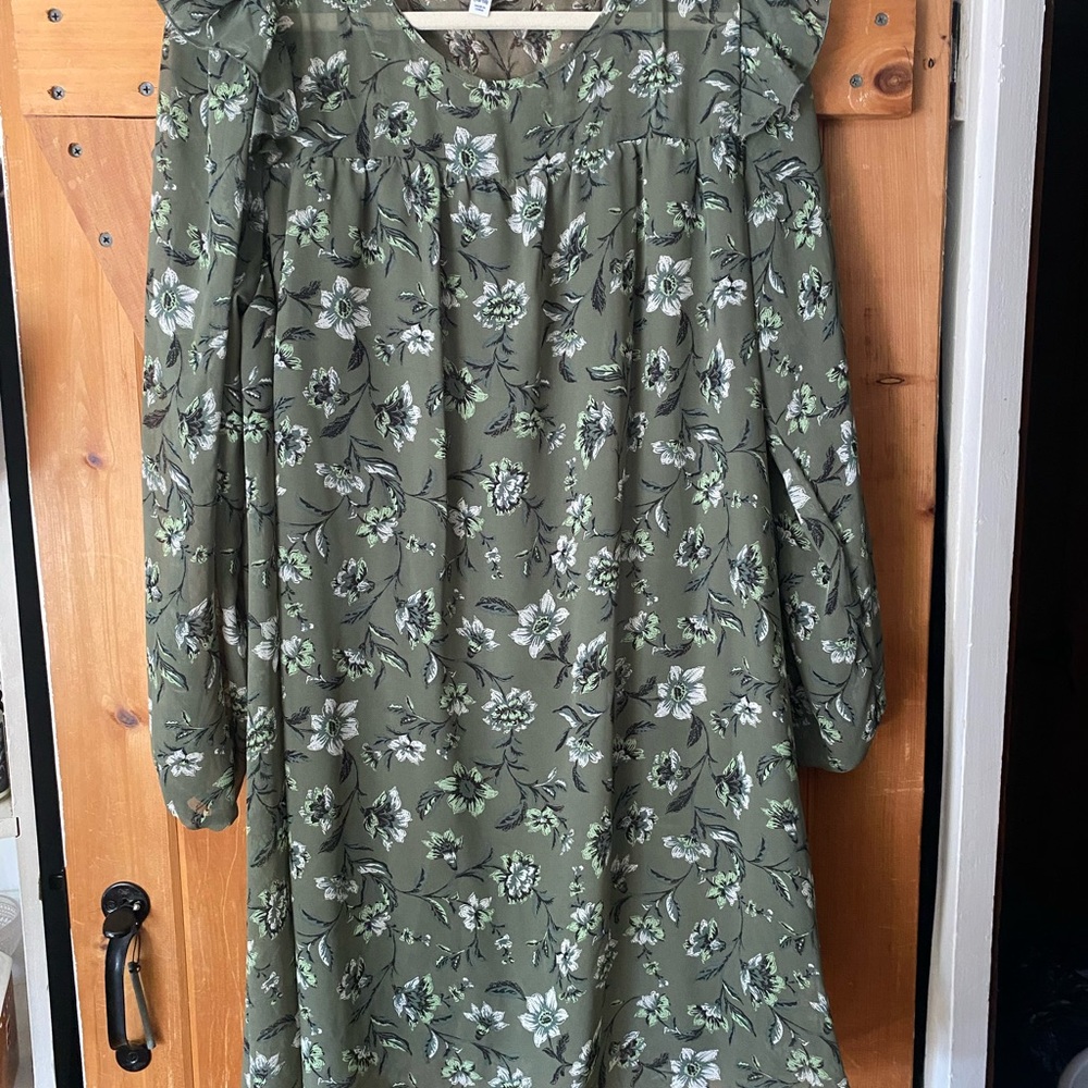 Time and Tru Green Floral Long Sleeve Dress